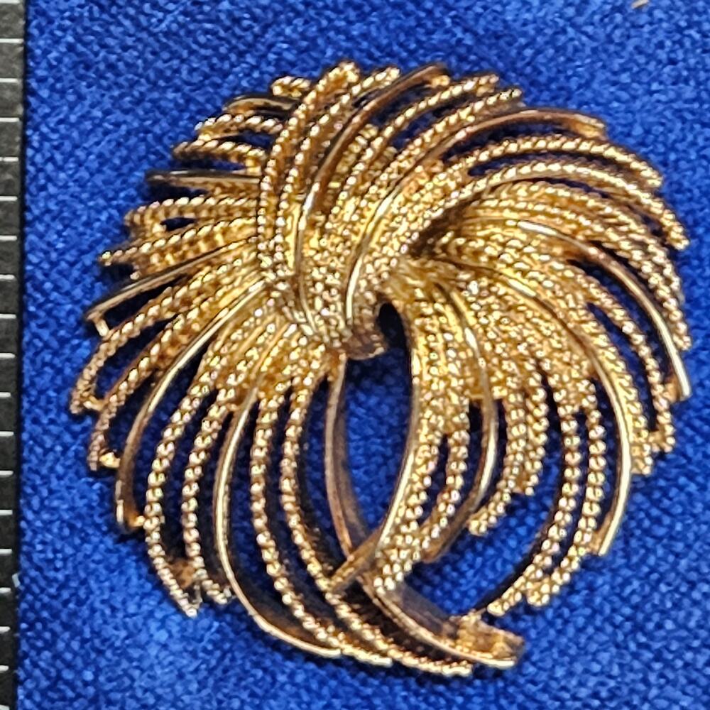 Vintage Crown Trifari Gold Tone Textured Swirl Ribbon Brooch Pin - 1960s